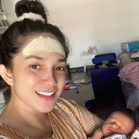 Istri Andhika Pratama, Ussy Sulistiawaty terlihat mengenakan pilis usai melahirkan. Fotonya saat mengenakan pilis sambil menggendong bayinya yang baru lahir itu tak lupa diabadikan dan dibagikannya ke akun Instagram miliknya. Foto: Instagram