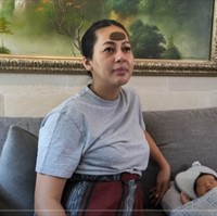 Istri dari Baim Wong, Paula Verhoeven juga terlihat kerap mengenakan pilis usai melahirkan. Sambil momong anak, Paula terlihat mengennakan pilis di dahinya. Tak hanya itu saja, Paula juga tampak mengenakan sarung sebagai bawahan. Foto: Instagram