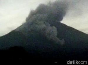 Gunung Semeru Luncurkan Awan Panas Sejauh 4 Kilometer