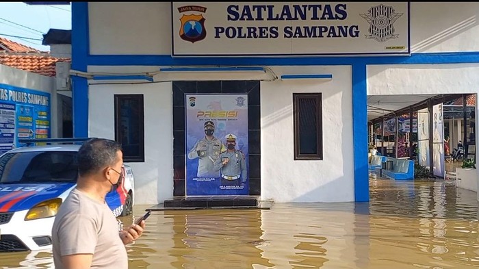 Banjir di Satlantas Polres Sampang
