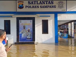 Kantor Satpas Polres Sampang Kebanjiran, Pelayanan SIM Terpaksa Tutup