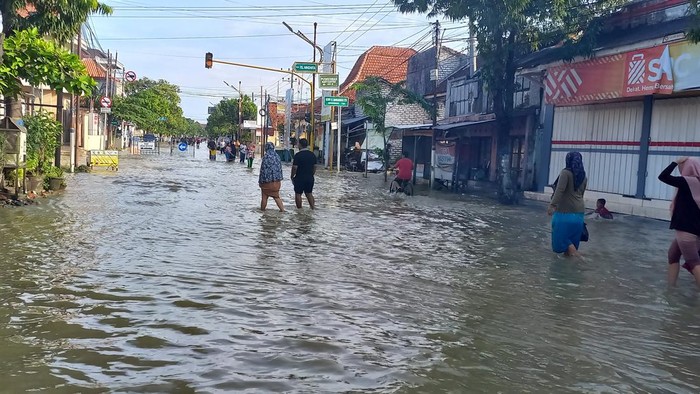 Banjir rendam Mapolsek Kota Sampang