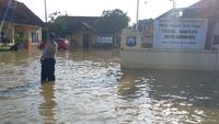 Banjir Meluas, Mapolsek Kota Sampang Ikut Terendam