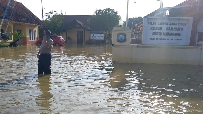 Banjir rendam Mapolsek Kota Sampang