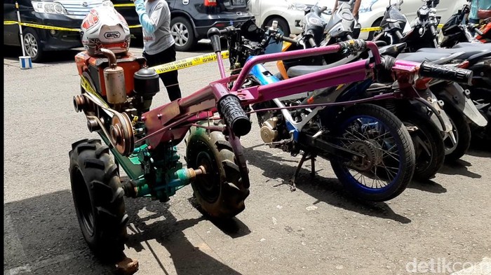 Barang bukti traktor hasil pencurian.