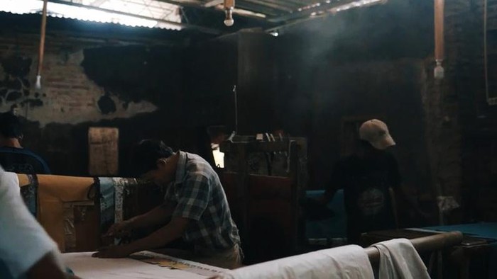 BCA Dukung Kemajuan UMKM Indonesia 65 tahun berkarya, BCA terus berkomitmen mendukung UMKM Indonesia, salah satunya dengan memproduksi 35.000 seragam batik dari pengrajin lokal.