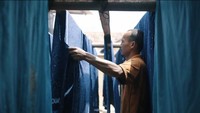 Perajin lokal sedang membuat kain batik untuk seragam ulang tahun ke-65 BCA di Pekalongan, Jawa Tengah.