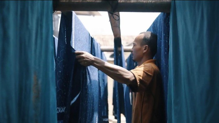 BCA Dukung Kemajuan UMKM Indonesia 65 tahun berkarya, BCA terus berkomitmen mendukung UMKM Indonesia, salah satunya dengan memproduksi 35.000 seragam batik dari pengrajin lokal.
