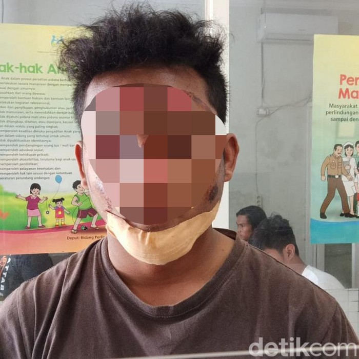 Aksi begal payudara terjadi di Kabupaten Kediri. Pelaku yakni MR (22), yang diamankan usai terjatuh dari motornya.