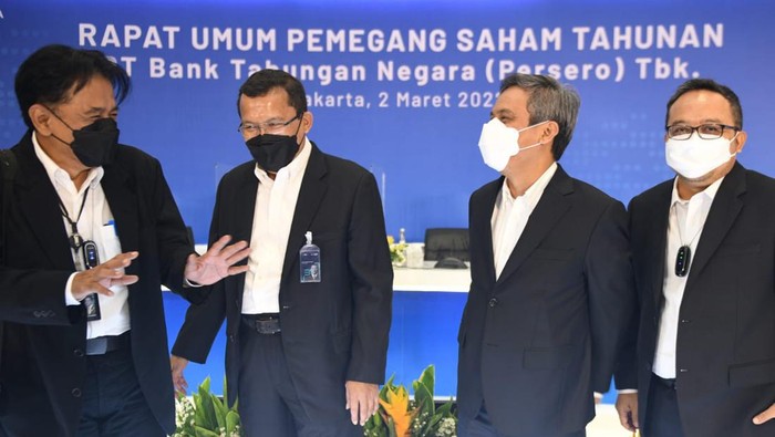 Direktur Utama Bank BTN Haru Koesmahargyo dan Komisaris Utama Bank BTN Chandra M Hamzah berbincang dengan jajaran direksi dan komisaris usai Rapat Umum Pemegang Saham Tahunan (RUPST) Bank BTN di Jakarta, Rabu (2/3). RUPST Bank BTN menyetujui perseroan untuk  membagikan dividen sebesar Rp237 miliar atau sekitar 10% dari total laba bersih perseroan tahun 2021 yang sebesar Rp2,37 triliun. Selain pembagian dividen, RUPST Bank BTN juga menyetujui untuk mengangkat kembali Nixon LP Napitupulu wakil direktur utama BTN dan mengangkat tiga komisaris baru yakni Herry Trisaputra Zuna sebagai Komisaris, Himawan Arief Sugoto sebagai Komisaris dan Sentot A Sentausa sebagai Komisaris Independen. Sementara RUPST memutuskan untuk memberhentikan dengan hormat Eko D Heripoerwanto sebagai komisaris BTN.