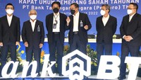 Direktur Utama Bank BTN Haru Koesmahargyo dan Komisaris Utama Bank BTN Chandra M Hamzah berbincang dengan jajaran direksi dan komisaris usai Rapat Umum Pemegang Saham Tahunan (RUPST) Bank BTN di Jakarta, Rabu (2/3). 