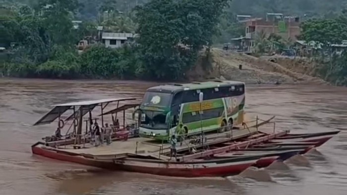 Bus double decker seberangi sungai pakai perahu kayu