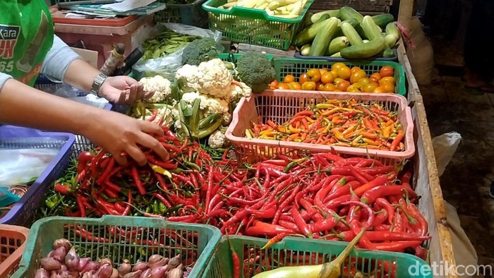 Harga cabai rawit merah atau cabai setan di Pasar Kajen Pekalongan jelang Ramadan merangkak naik. Terpantau pada Rabu (2/3/2022) harga cabai rawit merah Rp 60 ribu/kg
