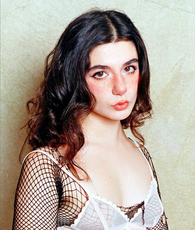 Wanita yang tidak pernah mencukur bulu tubuhnya sejak usia 21 tahun ini mengklaim bukanlah bintang porno yang mengunggah foto-foto telanjang. Foto: Instagram/@pansyisinsane