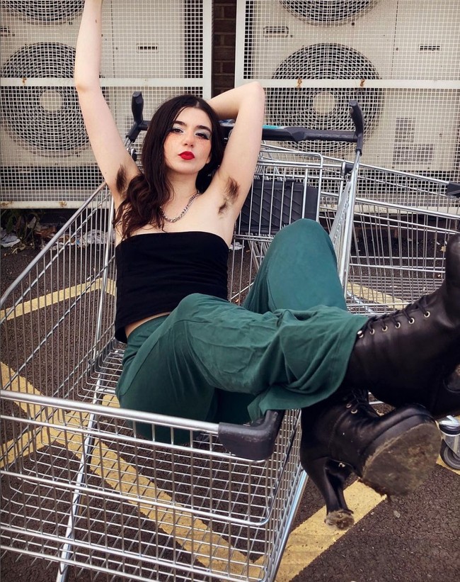 Musisi dan model asal Inggris ini menjual foto, rontokan rambut serta guntingan bulu tubuh lewat situs dewasa OnlyFans. Foto: Instagram/@pansyisinsane