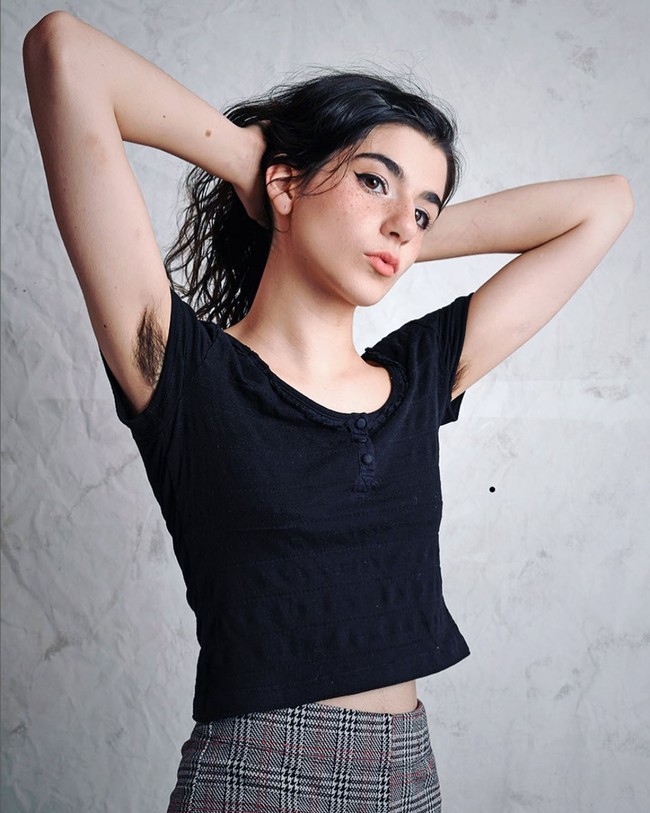 Lewat OnlyFans dan Instagram, dia mencoba mendobrak standar kecantikan. Bahwa tampil dengan bulu tubuh dan bulu ketiak tebal juga merupakan kecantikan natural. Foto: Instagram/@pansyisinsane