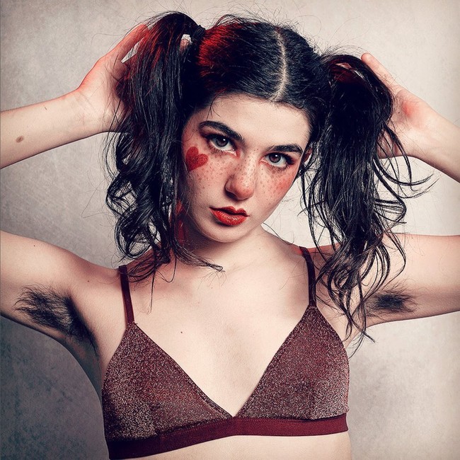 Dia hanya memperlihatkan pose seksi dengan lingerie, gaun atau T-shirt. Foto: Instagram/@pansyisinsane