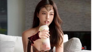 Saking bagusnya bentuk tubuh Cathryn Li, banyak yang mengira foto tersebut adalah hasil dari AI. Foto: Dok. Instagram @cathrynli
