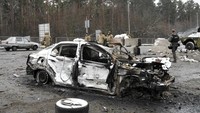 Sebuah mobil di pos pemeriksaan Brovary, Ukraina, juga jadi korban invasi Rusia. Mobi tersebut tampak gosong.