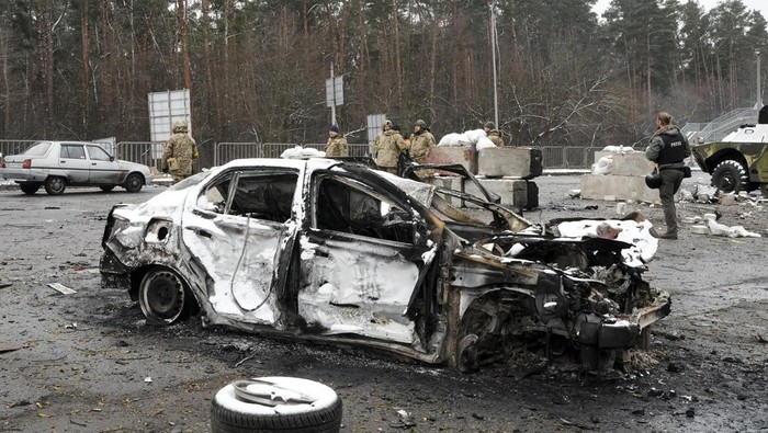 Deretan Mobil yang Jadi Korban Invasi Rusia ke Ukraina Invasi militer Rusia ke Ukraina telah memasuki hari keenam. Selain menimbulkan korban jiwa, invasi itu juga merusak kendaraan seperti mobil.
