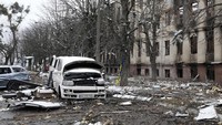 Sejumlah mobil di Donetsk juga hancur dalam serangan tersebut. AP Photo/Efrem Lukatsky.