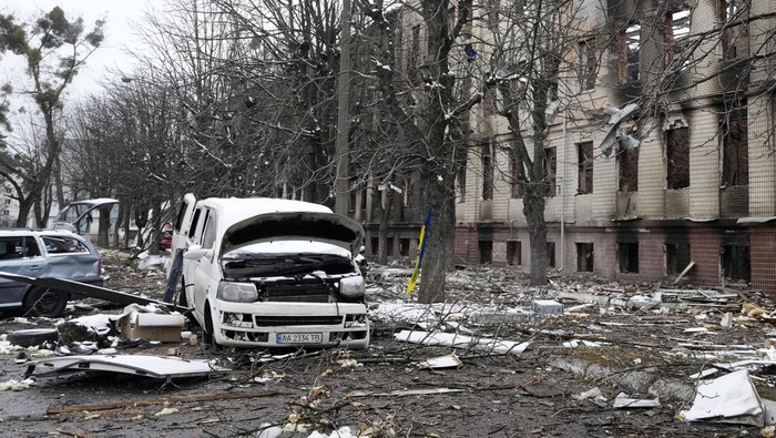 Invasi militer Rusia ke Ukraina telah memasuki hari keenam. Selain menimbulkan korban jiwa, invasi itu juga merusak kendaraan seperti mobil.