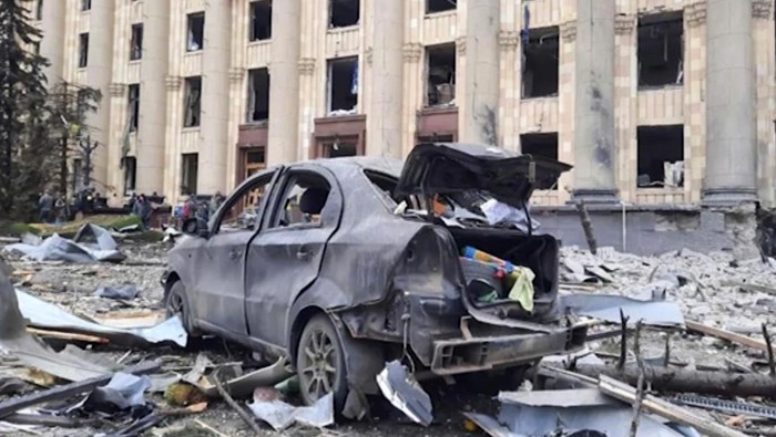 Deretan Mobil yang Jadi Korban Invasi Rusia ke Ukraina Invasi militer Rusia ke Ukraina telah memasuki hari keenam. Selain menimbulkan korban jiwa, invasi itu juga merusak kendaraan seperti mobil.