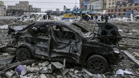 Sebuah mobil rusak setelah Rusia meningkatkan serangan di kota Kharkiv. AP Photo/Pavel Dorogoy.