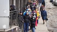 Warga antre mesin ATM untuk menarik uang Euro dan dollar AS di St. Petersburg, Rusia, Jumat (25/2/2022). Sanksi negara Barat atas invasi ke Ukraina membuat rubel jatuh, menyebabkan orang-orang yang gelisah mengantre di bank dan ATM. (Foto AP/Dmitri Lovetsky)