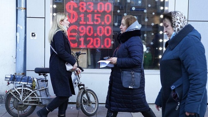 Sejumlah negara Barat mengenakan sanksi ekonomi kepada Rusia. Akibatnya, mata uang rubel langsung turun hingga 30 persen. Warga ramai-ramain menarik uang sebelum makin tumbang,
