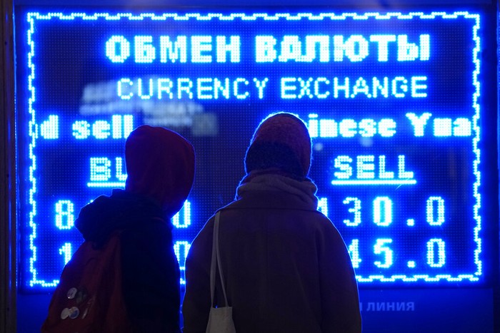 Sejumlah negara Barat mengenakan sanksi ekonomi kepada Rusia. Akibatnya, mata uang rubel langsung turun hingga 30 persen. Warga ramai-ramain menarik uang sebelum makin tumbang,