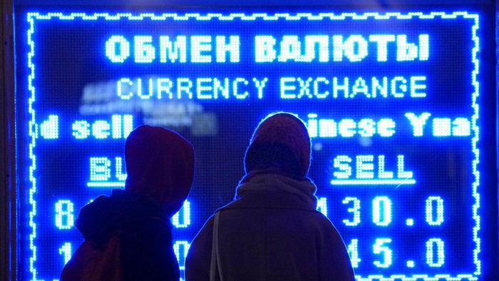 Sejumlah negara Barat mengenakan sanksi ekonomi kepada Rusia. Akibatnya, mata uang rubel langsung turun hingga 30 persen. Warga ramai-ramain menarik uang sebelum makin tumbang,