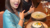 Tak hanya bersama Ridho, Dinar juga kerap mengunggah momen makan bersama teman-temannya. Seperti momen yang ia abadikan saat menikmati pasta dan hidangan nasi lezat. Foto: Instagram @dinar_candy