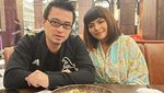 10 Momen Seru Dinar Candy Nongkrong Bareng Teman di Kafe