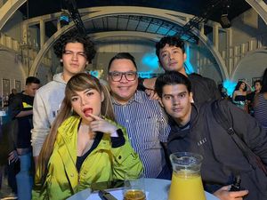 10 Momen Seru Dinar Candy Nongkrong Bareng Teman di Kafe