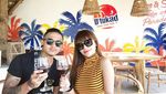 10 Momen Seru Dinar Candy Nongkrong Bareng Teman di Kafe