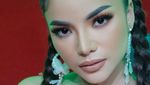 10 Momen Seru Dinar Candy Nongkrong Bareng Teman di Kafe