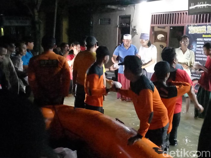 Distribusi nasi bungkus untuk korban banjir di Sampang, Rabu (2/3/2022).