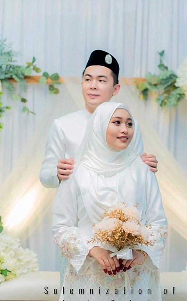 Kisah cinta keduanya menjadi sorotan warganet karena Aariz yang berasal dari China, memutuskan mualaf ketika ingin menikahi Izzati. Aariz menuturkan ia mulai tertarik dan memeluk agama Islam setelah melihat Izzati sering mengerjakan salat di tempat kerja. Saya awalnya bekerja tahun 2020 di perusahaan authentic bakery. Semenjak masuk kerja dulu tidak ada tempat untuk salat. Cuma ada satu ruang di bagian belakang kedai saja, ungkap Izzati kepada Mstar. Foto: Dok. TikTok @ezatiiiiey.