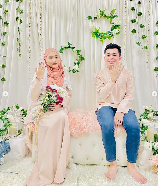 Wanita ini viral karena dinikahi majikannya yang menjadi mualaf setelah jatuh cinta padanya. Sang majikan tertarik masuk agama Islam setelah melihat karyawan wanitanya itu rajin salat. Foto: Dok. Instagram @ezatiiiiey.