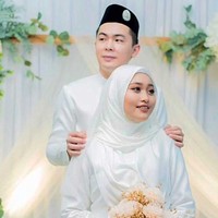 Kisah cinta keduanya menjadi sorotan warganet karena Aariz yang berasal dari China, memutuskan mualaf ketika ingin menikahi Izzati. Aariz menuturkan ia mulai tertarik dan memeluk agama Islam setelah melihat Izzati sering mengerjakan salat di tempat kerja. Saya awalnya bekerja tahun 2020 di perusahaan authentic bakery. Semenjak masuk kerja dulu tidak ada tempat untuk salat. Cuma ada satu ruang di bagian belakang kedai saja, ungkap Izzati kepada Mstar. Foto: Dok. TikTok @ezatiiiiey.