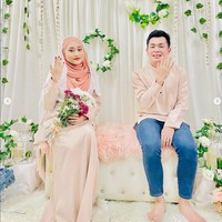 Wanita ini viral karena dinikahi majikannya yang menjadi mualaf setelah jatuh cinta padanya. Sang majikan tertarik masuk agama Islam setelah melihat karyawan wanitanya itu rajin salat. Foto: Dok. Instagram @ezatiiiiey.