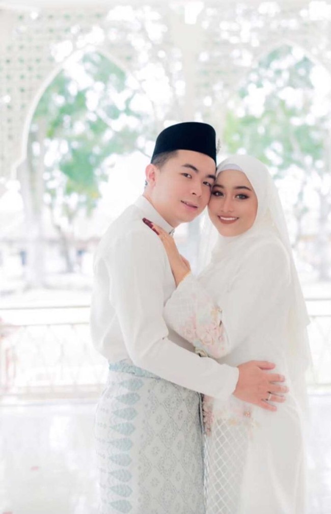 Izzati langsung membagikan video momen pernikahannya lewat TikTok. Ia terkejut karena mendapatkan reaksi positif dari warganet. Ia menganggap komentar warganet sebagai doa untuk dirinya dan Aariz. Saya anggap semua ini ketentuan Allah yang sudah tertulis untuk saya. Saya pun bersyukur dapat suami yang baik seperti dia, tutup Izzati. Foto: Dok. TikTok @ezatiiiiey.