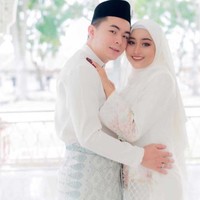 Izzati langsung membagikan video momen pernikahannya lewat TikTok. Ia terkejut karena mendapatkan reaksi positif dari warganet. Ia menganggap komentar warganet sebagai doa untuk dirinya dan Aariz. Saya anggap semua ini ketentuan Allah yang sudah tertulis untuk saya. Saya pun bersyukur dapat suami yang baik seperti dia, tutup Izzati. Foto: Dok. TikTok @ezatiiiiey.