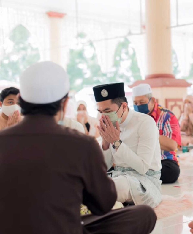 Rasa ingin tahu semakin dalam, Izzati mulai mengajari Aariz mengaji, menghafal doa dan surat yang mudah saat baru belajar Islam. Wanita 22 tahun itu dengan sabar mengajarkan Aariz tentang agama Islam. Foto: Dok. TikTok @ezatiiiiey.