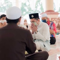 Rasa ingin tahu semakin dalam, Izzati mulai mengajari Aariz mengaji, menghafal doa dan surat yang mudah saat baru belajar Islam. Wanita 22 tahun itu dengan sabar mengajarkan Aariz tentang agama Islam. Foto: Dok. TikTok @ezatiiiiey.