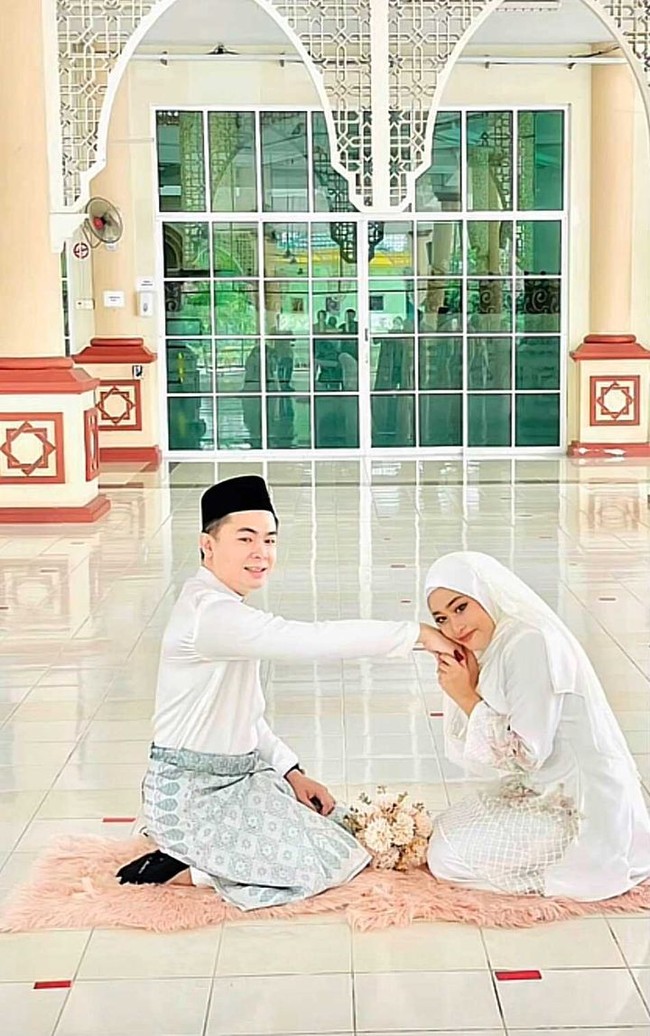 Namun kedua orangtua Aariz tak bisa hadir karena terpapar COVID-19. Aariz tetap diwakilkan oleh kakak-kakaknya dan saudaranya yang lain. Sebelum menjadi mualaf, nama Aariz adalah Yee Chung Ming. Ia mengganti namanya atas kemauannya sendiri dan tanpa paksaan dari orang lain, karena ingin memberikan makna dengan nama barunya tersebut. Saat itu dia mencari nama melalui Google, arti nama Aariz adalah hormat menurut Islam. Jadi sesuai dengan dia, saya hormat kepada dia sebagai majikan dan suami saya sekarang, canda Izzati. Foto: Dok. TikTok @ezatiiiiey.