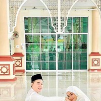 Namun kedua orangtua Aariz tak bisa hadir karena terpapar COVID-19. Aariz tetap diwakilkan oleh kakak-kakaknya dan saudaranya yang lain. Sebelum menjadi mualaf, nama Aariz adalah Yee Chung Ming. Ia mengganti namanya atas kemauannya sendiri dan tanpa paksaan dari orang lain, karena ingin memberikan makna dengan nama barunya tersebut. Saat itu dia mencari nama melalui Google, arti nama Aariz adalah hormat menurut Islam. Jadi sesuai dengan dia, saya hormat kepada dia sebagai majikan dan suami saya sekarang, canda Izzati. Foto: Dok. TikTok @ezatiiiiey.