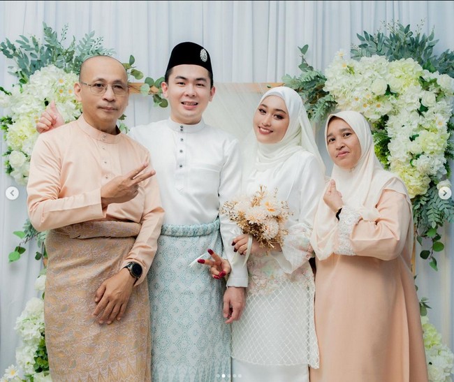 Izzati pun menerima Aariz yang kemudian menyatakan cinta kepadanya. Semenjak Aariz tertarik belajar Islam, keluarga Izzati menerima keberadaan pria tersebut, terutama ayahnya. Hubungan Izzati dan Aariz mendapatkan lampu hijau dari kedua orangtua masing-masing. Keduanya pun mantap lanjut ke pelaminan. Foto: Dok. Instagram @ezatiiiiey.