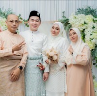 Izzati pun menerima Aariz yang kemudian menyatakan cinta kepadanya. Semenjak Aariz tertarik belajar Islam, keluarga Izzati menerima keberadaan pria tersebut, terutama ayahnya. Hubungan Izzati dan Aariz mendapatkan lampu hijau dari kedua orangtua masing-masing. Keduanya pun mantap lanjut ke pelaminan. Foto: Dok. Instagram @ezatiiiiey.